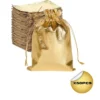 Une pile de sachets Sachet Doré en Satin Luxe, un debout devant. Idéales pour les sachets personnalisés, ces élégantes pochettes dorées sont livrées dans un paquet étiqueté X50PCS, parfait pour les commerçants à la recherche de fournitures pour les paquets cadeaux de luxe.